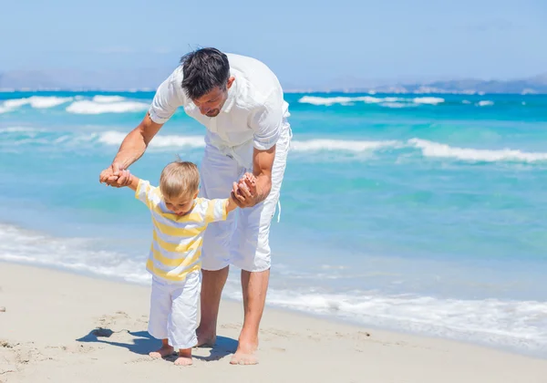 Padre e figlio divertirsi sulla spiaggia — Foto Stock