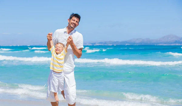 父子俩在海滩上玩得开心 — 图库照片