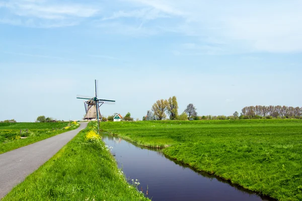 Holandský větrný mlýn. Nizozemsko — Stock fotografie