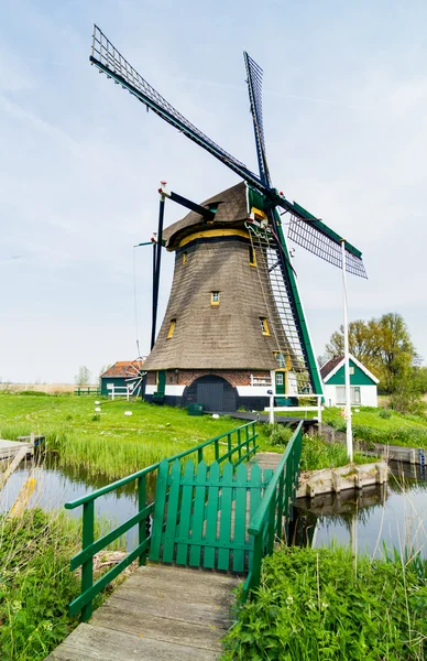 Holandský větrný mlýn. Nizozemsko — Stock fotografie