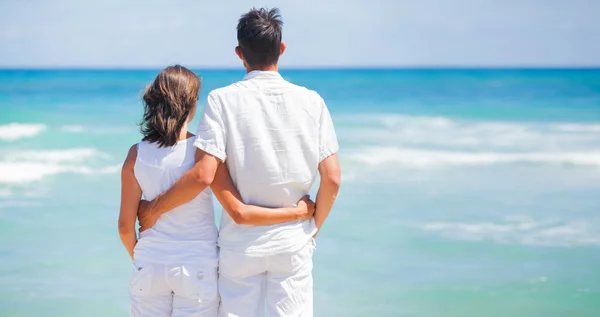 Romantiska unga paret tillsammans på stranden — Stockfoto