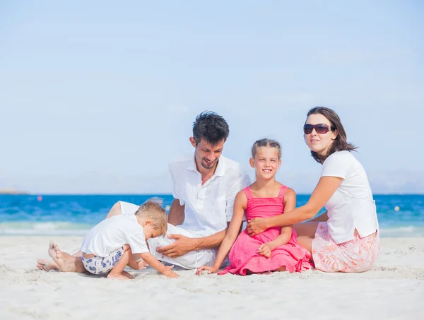 Vierköpfige Familie am tropischen Strand — Stockfoto