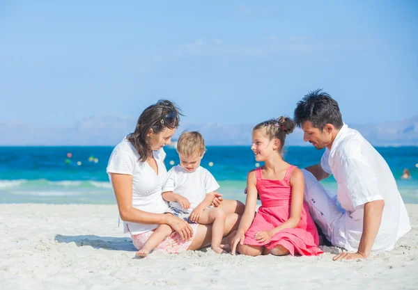 Familia de cuatro en la playa tropical — Foto de Stock