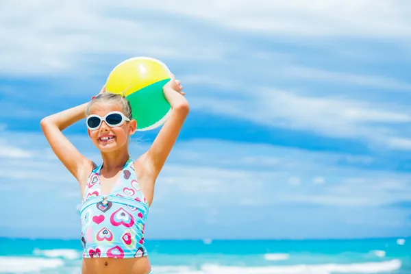Dziewczynka z piłką na plaży — Zdjęcie stockowe