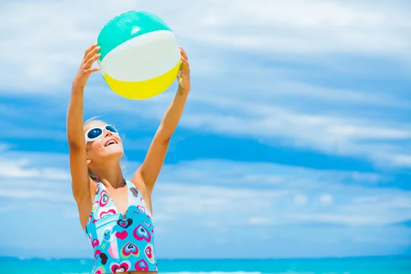 Menina com bola na praia — Fotografia de Stock