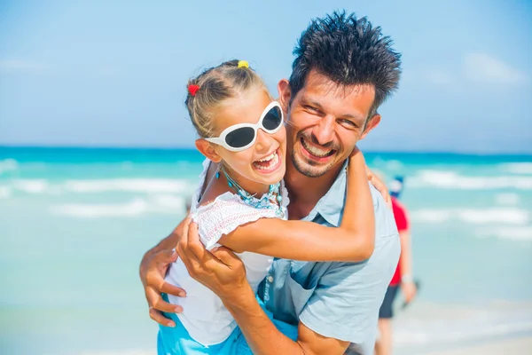 Отец и дочь веселятся на пляже — стоковое фото