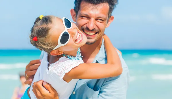 Padre e hija divirtiéndose en la playa — Foto de Stock