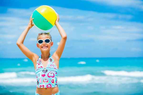 Chica con pelota en la playa —  Fotos de Stock