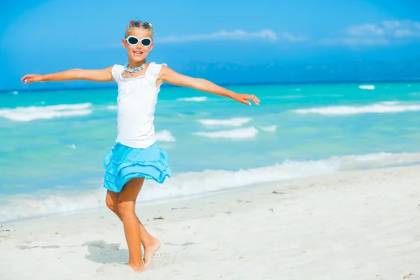 Mädchen mit Sonnenbrille entspannen Ozean Hintergrund — Stockfoto