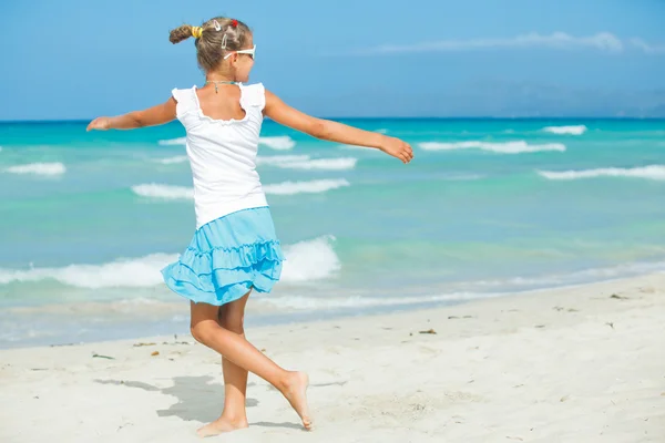 Girl in sunglasses relax ocean background — Stok Foto