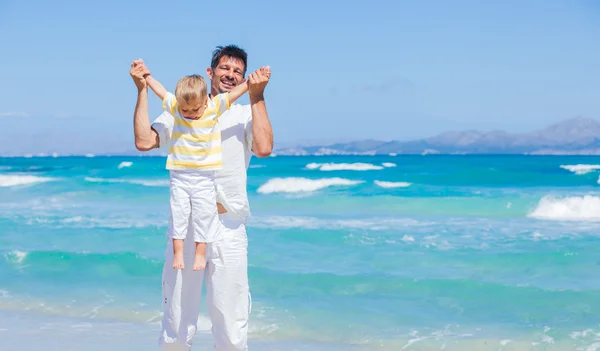 父子俩在海滩上玩得开心 — 图库照片