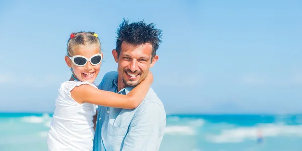 Pai e filha se divertindo na praia — Fotografia de Stock