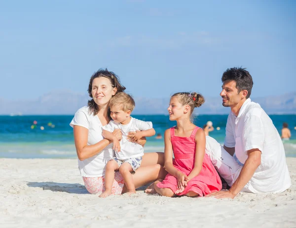 Famille de quatre personnes sur plage tropicale — Photo