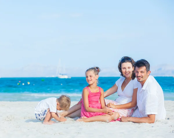 Τετραμελή οικογένεια σε τροπική παραλία — Φωτογραφία Αρχείου