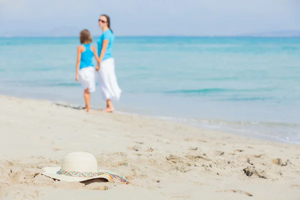 Фото шляпы на соломенном пляже — стоковое фото