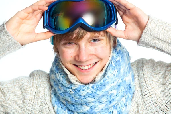 Retrato de un adolescente caucásico en esquí usando —  Fotos de Stock