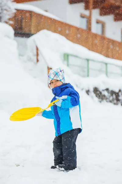 O rapaz vai dar uma volta numa encosta de neve. . — Fotografia de Stock