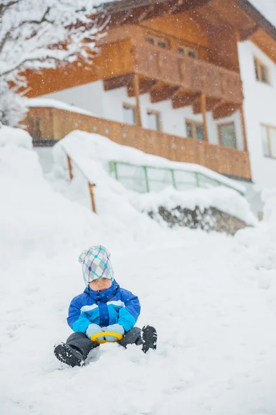 O rapaz vai dar uma volta numa encosta de neve. . — Fotografia de Stock
