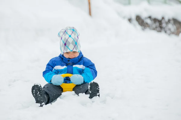 El chico va a dar un paseo en una pendiente de nieve . —  Fotos de Stock
