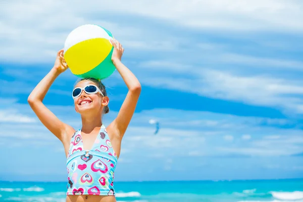 Девушка с мячом на пляже — стоковое фото