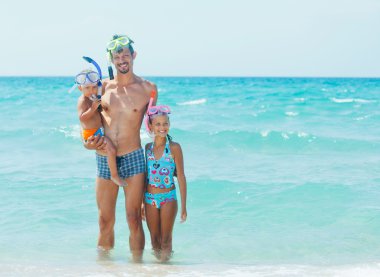 mutlu aile snorkeling