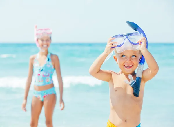 Glada barn på stranden — Stockfoto