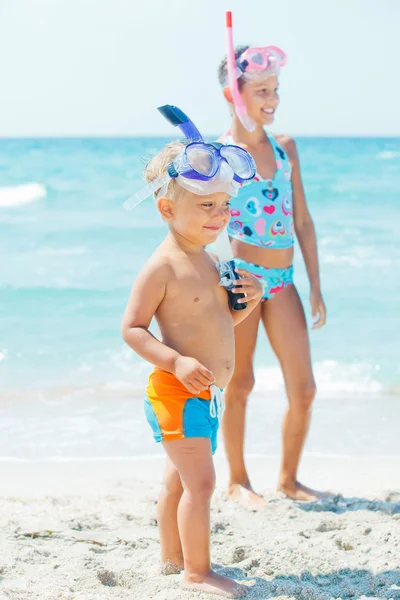 Niños felices en la playa — Foto de Stock