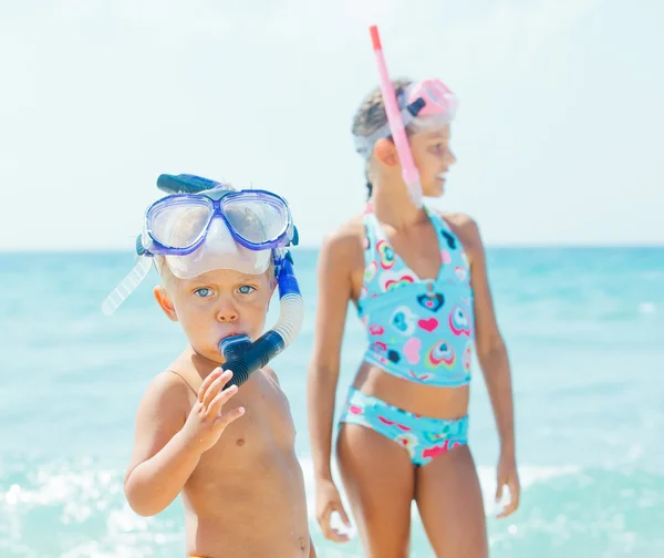 De gelukkige kinderen op strand — Stockfoto