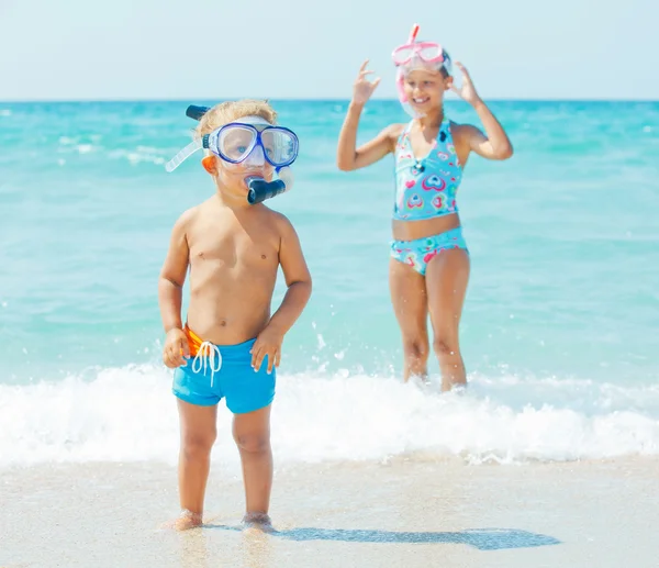 Glada barn på stranden — Stockfoto