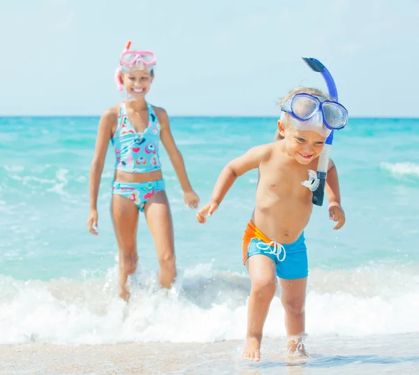 Счастливые дети на пляже — стоковое фото