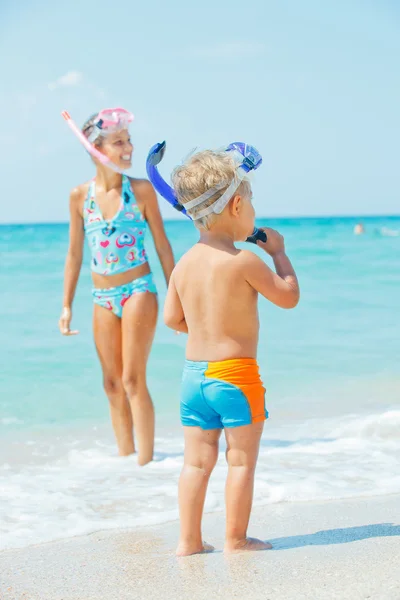 海滩上的快乐儿童 — 图库照片