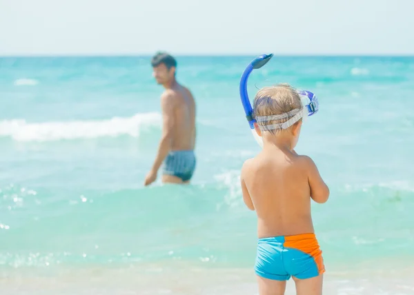 Vader en zoon op strand — Stockfoto