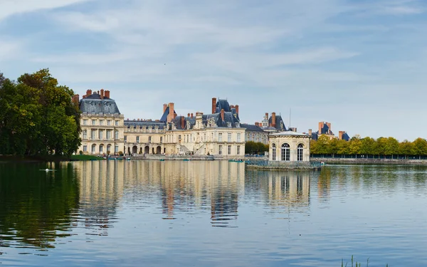 Palazzo e stagno a Fontainebleau — Foto Stock