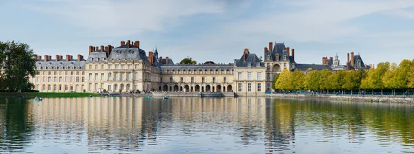 Palácio e lagoa em Fontainebleau — Fotografia de Stock