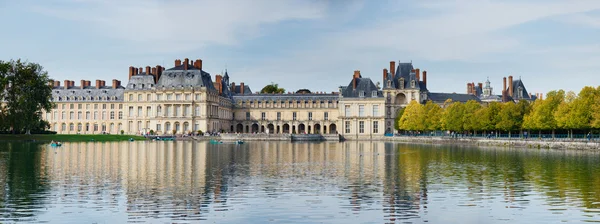 Palác a rybník ve fontainebleau — Stock fotografie