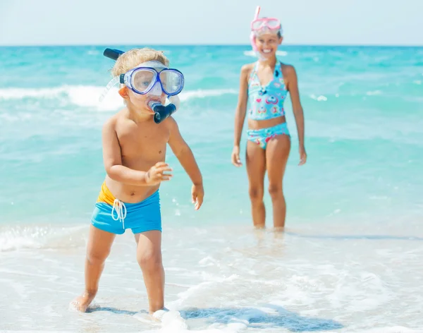De gelukkige kinderen op strand — Stockfoto
