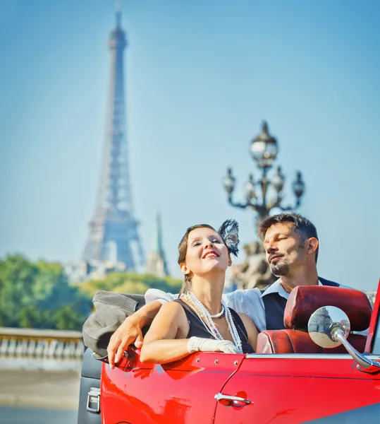 Feliz pareja sonriente en un coche. Romance en París . — Foto de Stock