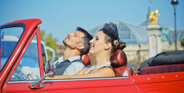Feliz pareja sonriente en un coche. Romance en París . — Foto de Stock
