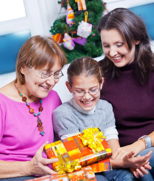 Meisje en haar moeder en grootmoeder met geschenken — Stockfoto
