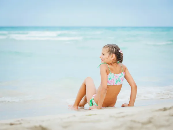 Kumsal tatilindeki sevimli mutlu küçük kız. — Stok fotoğraf
