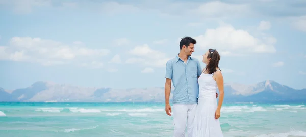 Felice giovane coppia a piedi sulla spiaggia — Foto Stock