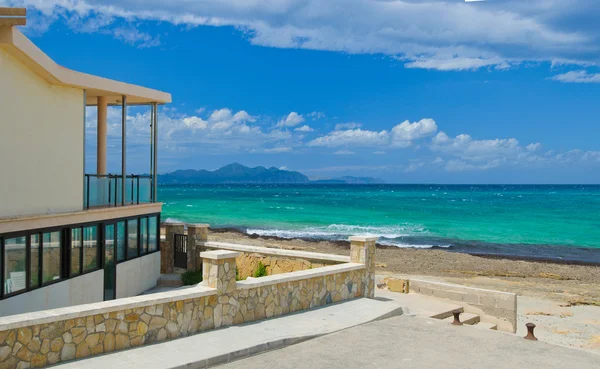 Luxusní vila na pobřeží. — Stock fotografie