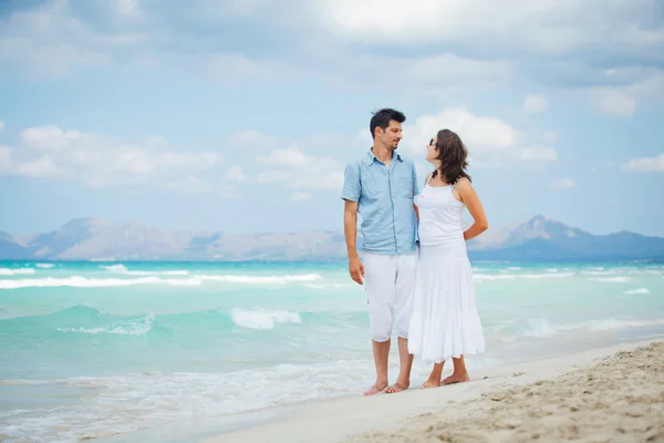 沙滩上散步的快乐年轻夫妇 — 图库照片
