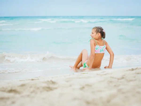 Adorável menina feliz em férias na praia — Fotografia de Stock