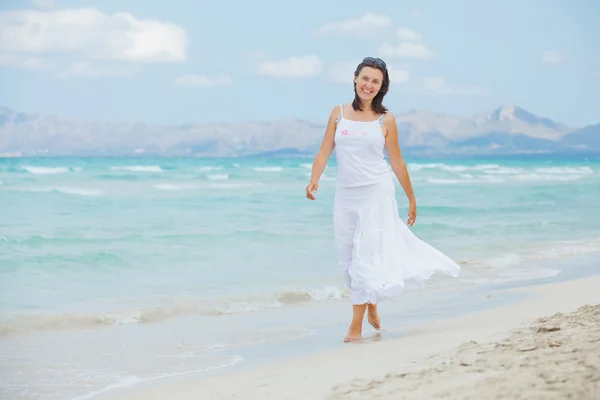 Giovane donna a piedi vicino al mare blu . — Foto Stock