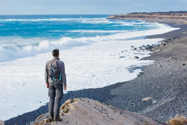 Giovane escursionista e guardando verso il mare — Foto Stock