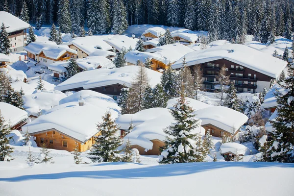 Chaty v rakouských Alpách v regionu Tyrolsko. — Stock fotografie