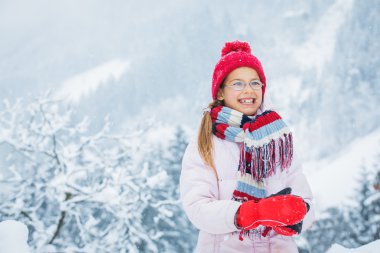 winter meisje gooien sneeuwbal