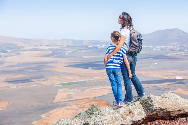 Mor och dotter står på cliff's edge — Stockfoto