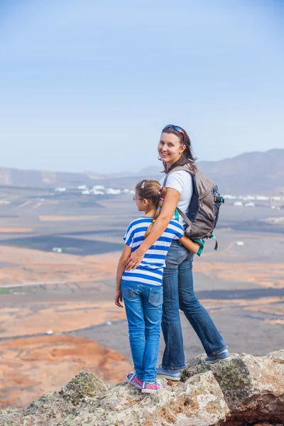 Mother and daughter standing on cliff's edge — Stock Photo, Image